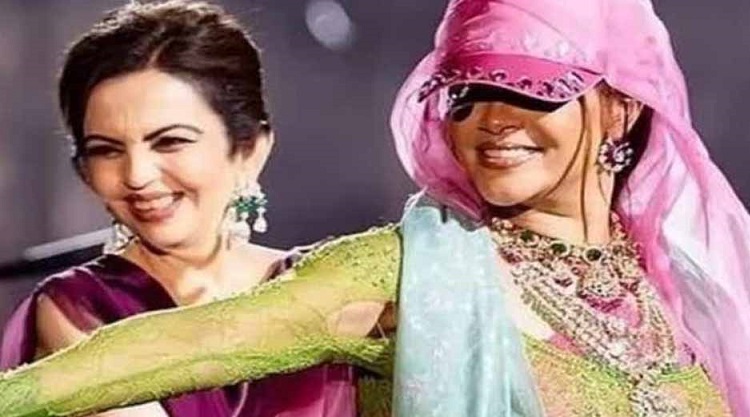 অনন্ত আম্বানির বিয়েতে নাচতে গিয়ে পোশাক ছিড়েছে রিহানার